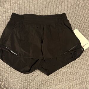 Women's Black size 8 lululemon 2.5” hotty hot lined shorts NWT